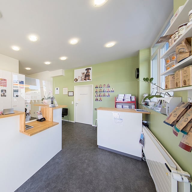 Eine Apotheke mit Regalen und einer Theke.
