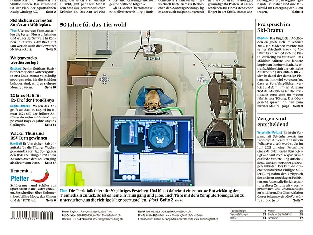 Eine Zeitung mit einem Bild einer Person in einer Maschine.