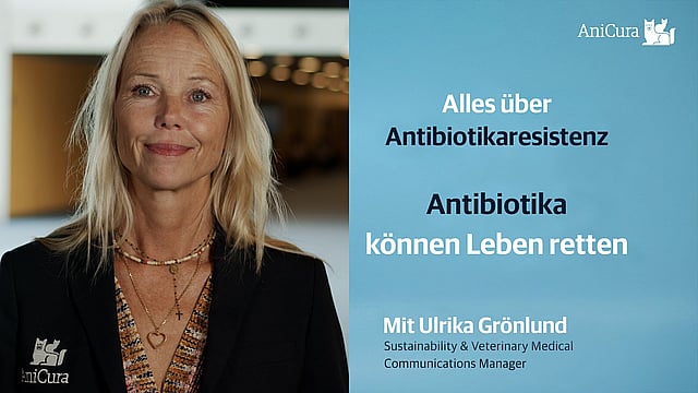 Eine lächelnde Person und ein Poster.