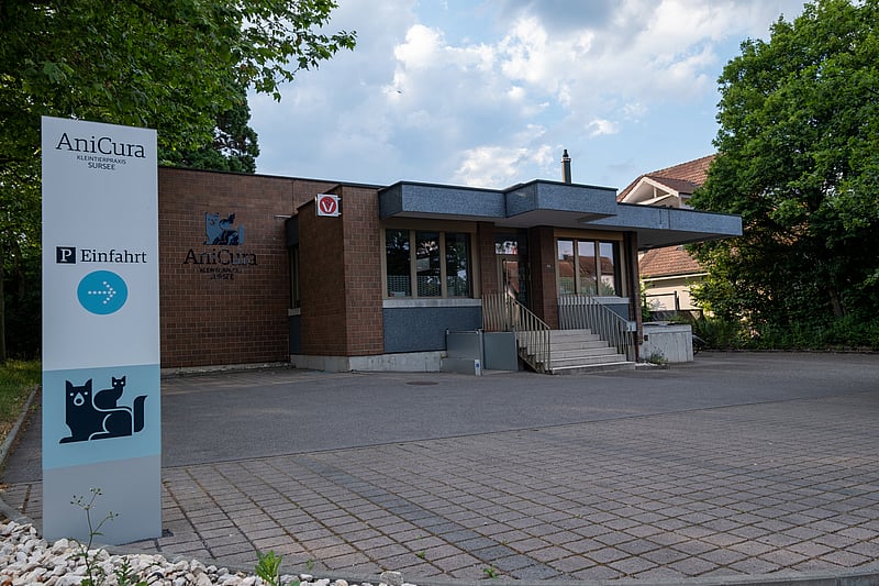 Ein Gebäude mit einem Schild davor.